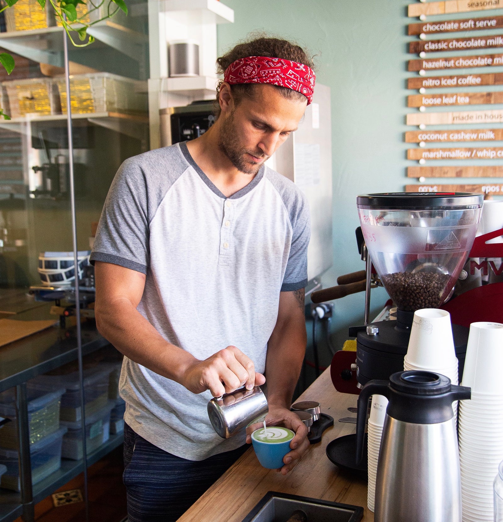 Barista making a JOYÀ Focus matte latte in a cafe